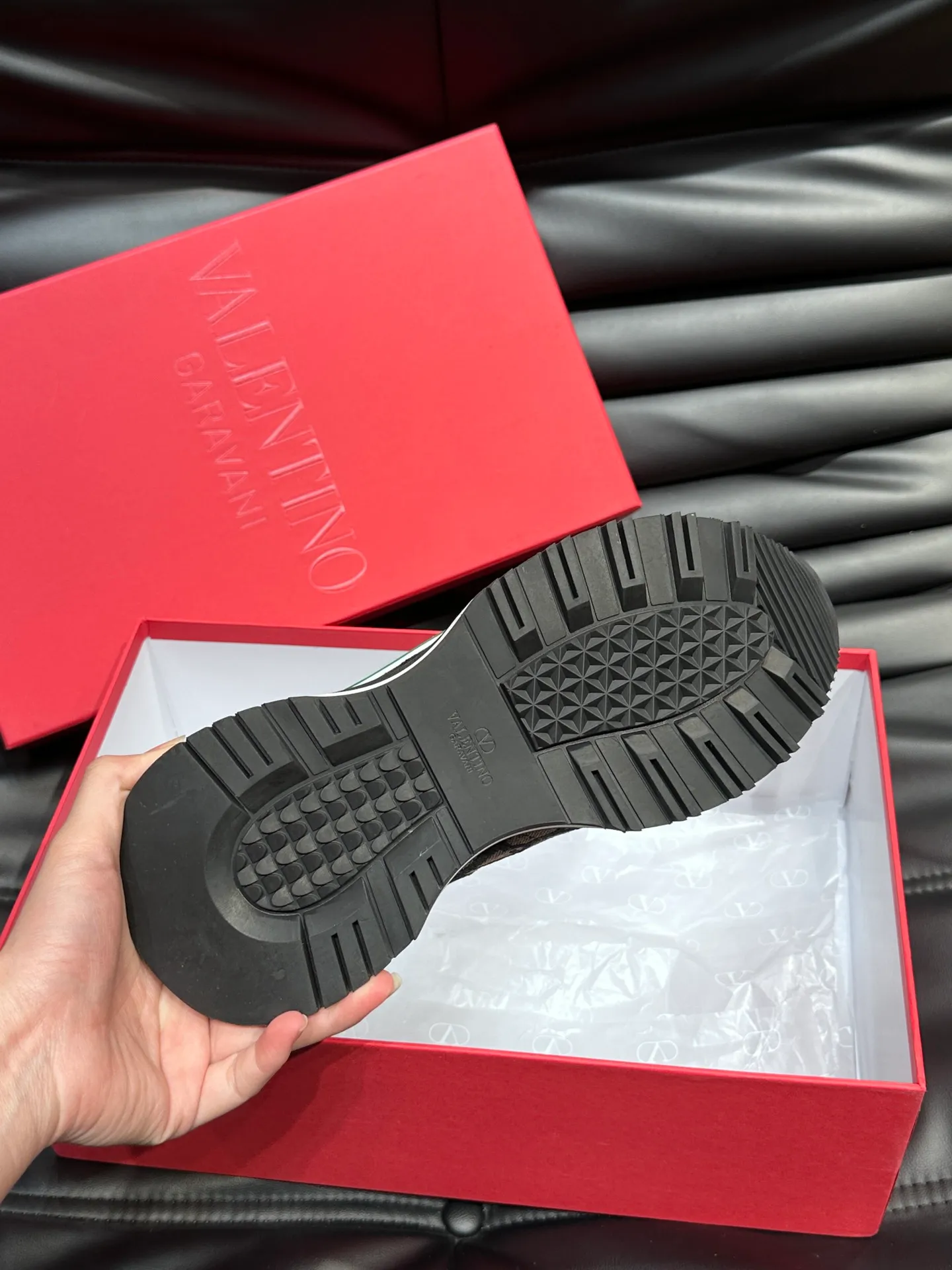 P540💰 Product trademark: VALENTINO "Valentino" Regular size: 38-44 [45 customized] Product materials: Warren men's casual sports shoes, made of multi-material splicing, calf leather stitched with suede cowhide, fabric mesh upper, fabric tongue decorated with brand badge, rubber rivet decorative details on the heel, rivet rubber outsole, non-slip, wear-resistant and shock-absorbing, pure cotton inner foot pad, comfortable and breathable, comes with original box packaging bag!